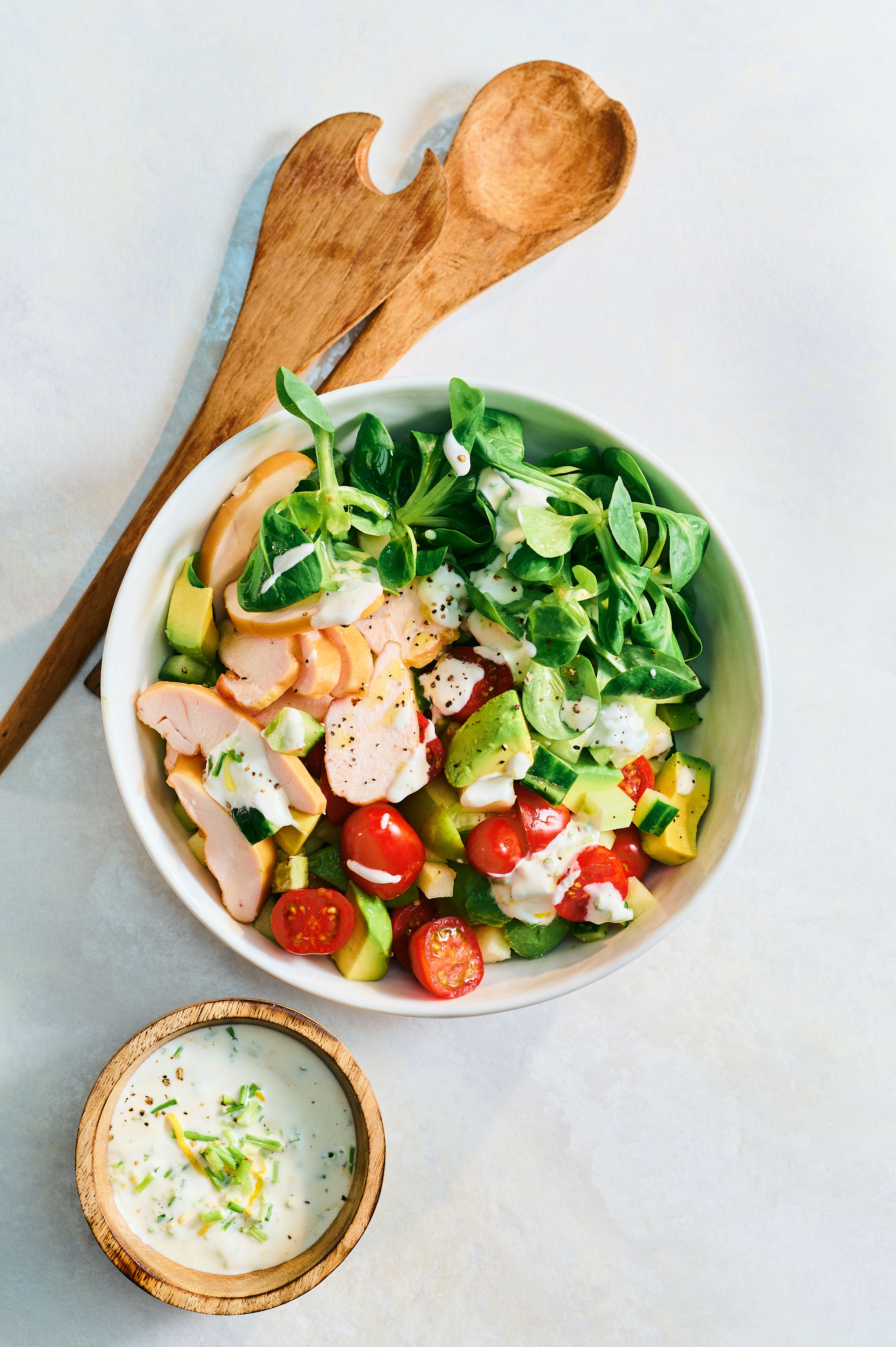 Maaltijdsalade met gerookte kip, avocado en appel