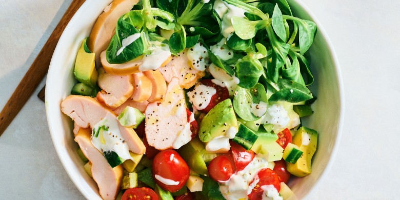 Maaltijdsalade met gerookte kip, avocado en appel 