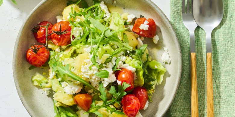 Zomerstamppot met kropsla, rucola, oventomaatjes en feta 