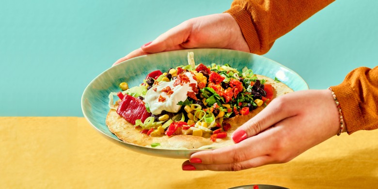 Tacosalade met zwarte bonen, mais en chorizo 