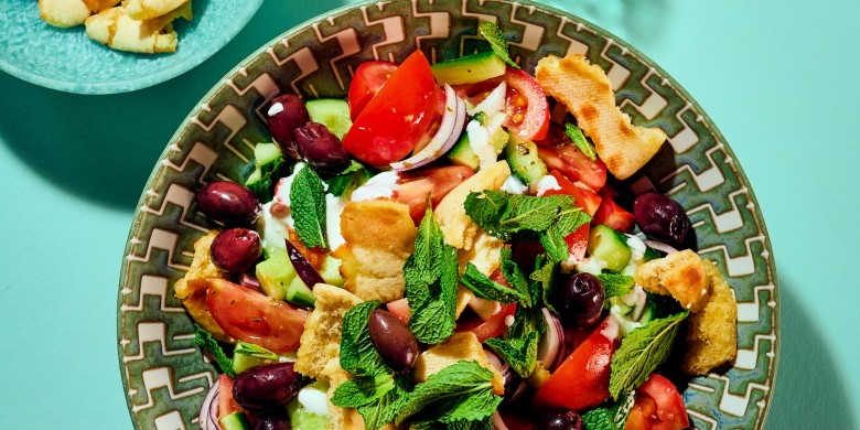 Griekse salade met gemarineerde komkommer en fetaroom 
