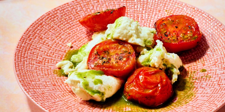 Salade caprese met geroosterde tomaat en basilicumolie 