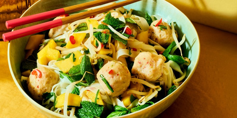 Oosterse salade met kabeljauw en mango 