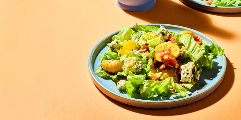 Andijviesalade met spekjes, krieltjes en blauwekaasdressing 