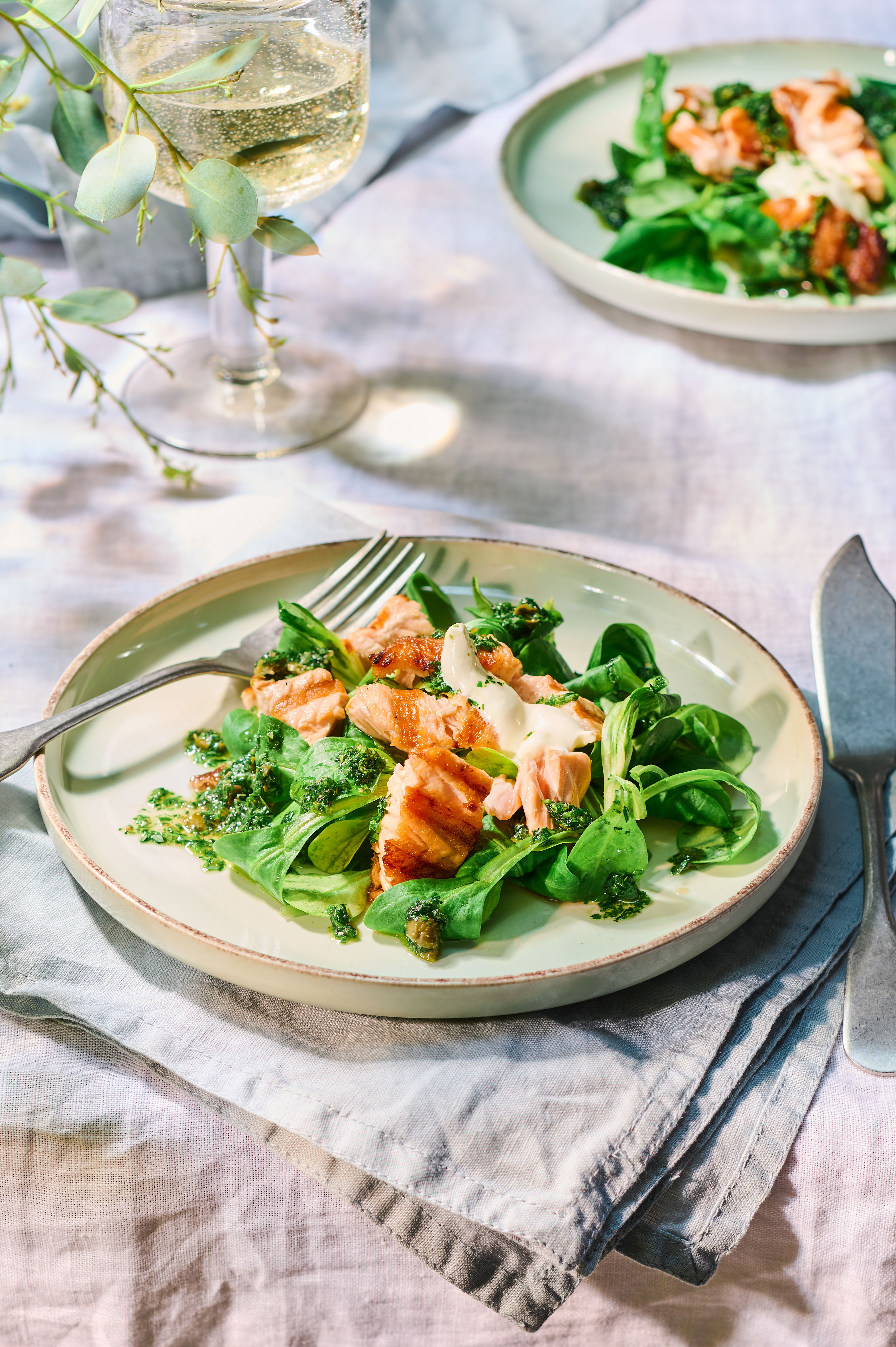 Gegrilde zalm met groene kruidensalsa