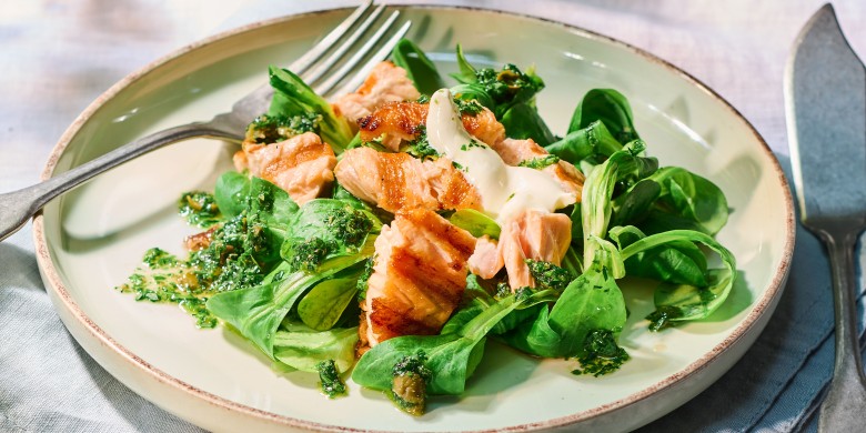 Gegrilde zalm met groene kruidensalsa 