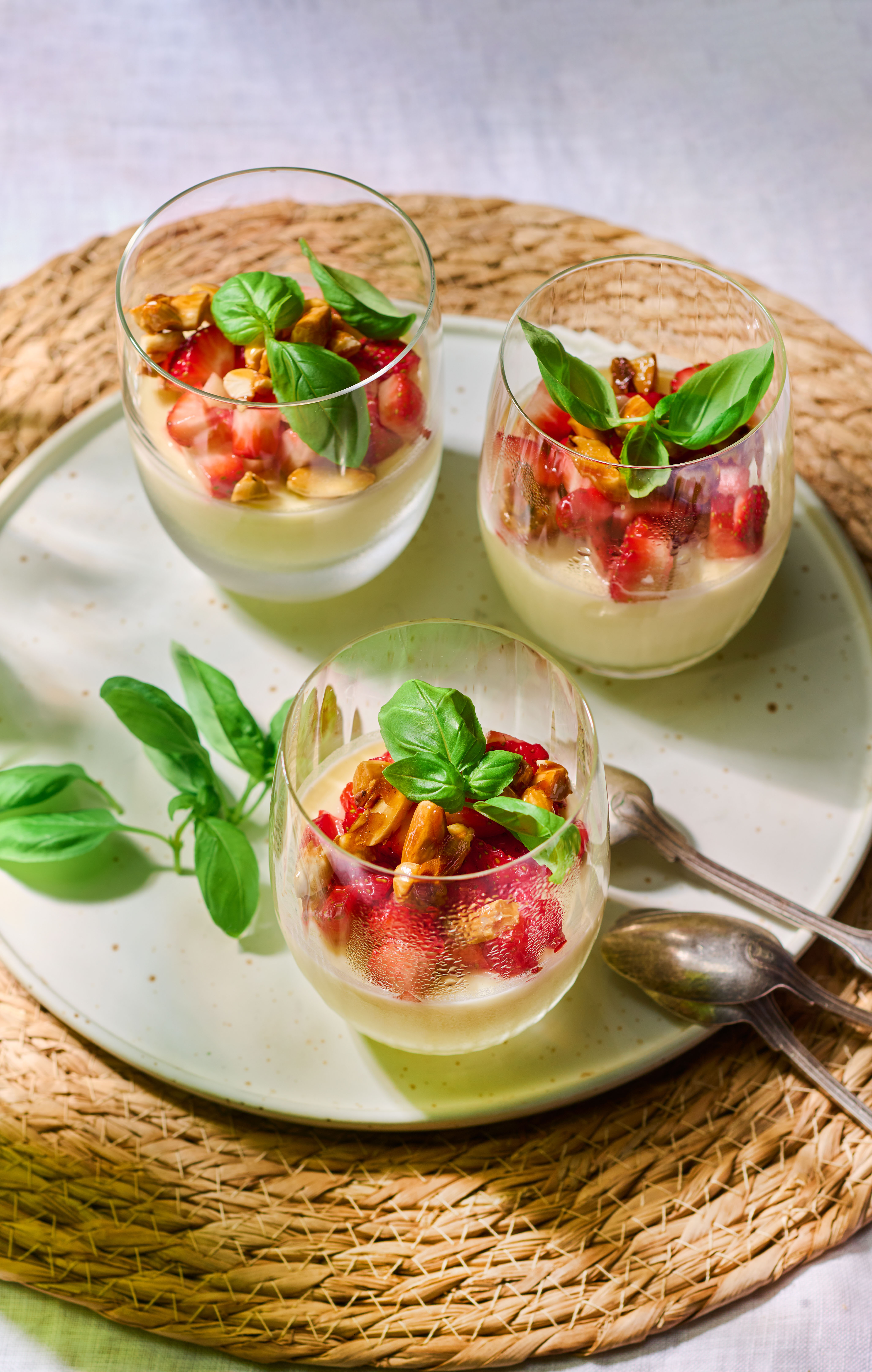 Basilicum-panna cotta met aardbei