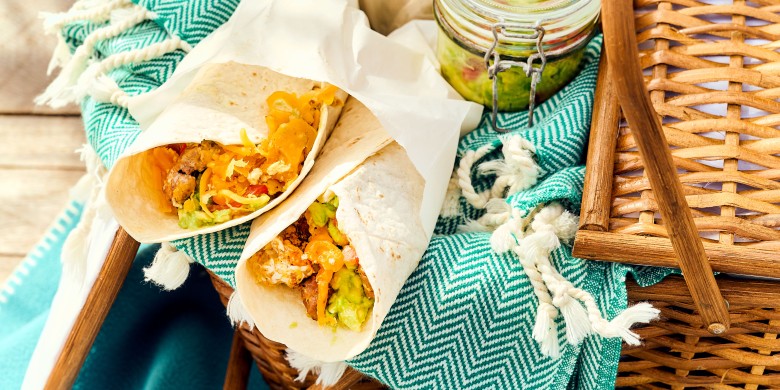 Burrito’s met ei, worst en guacamole 