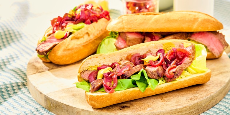 Steak sandwich met gekaramelliseerde ui 