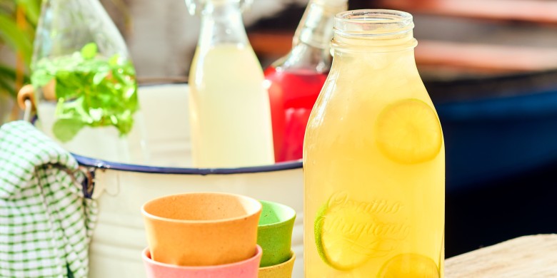 Groene ijsthee met honing en limoen