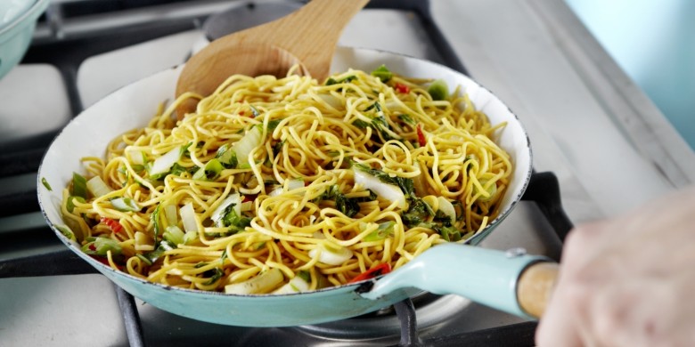 Lauwwarme noedelsalade met paksoi