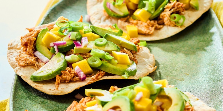 Tostada met pulled chicken, mango en avocado 