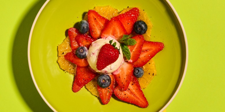 Aardbeien-sinaasappelsalade met yoghurtijs 