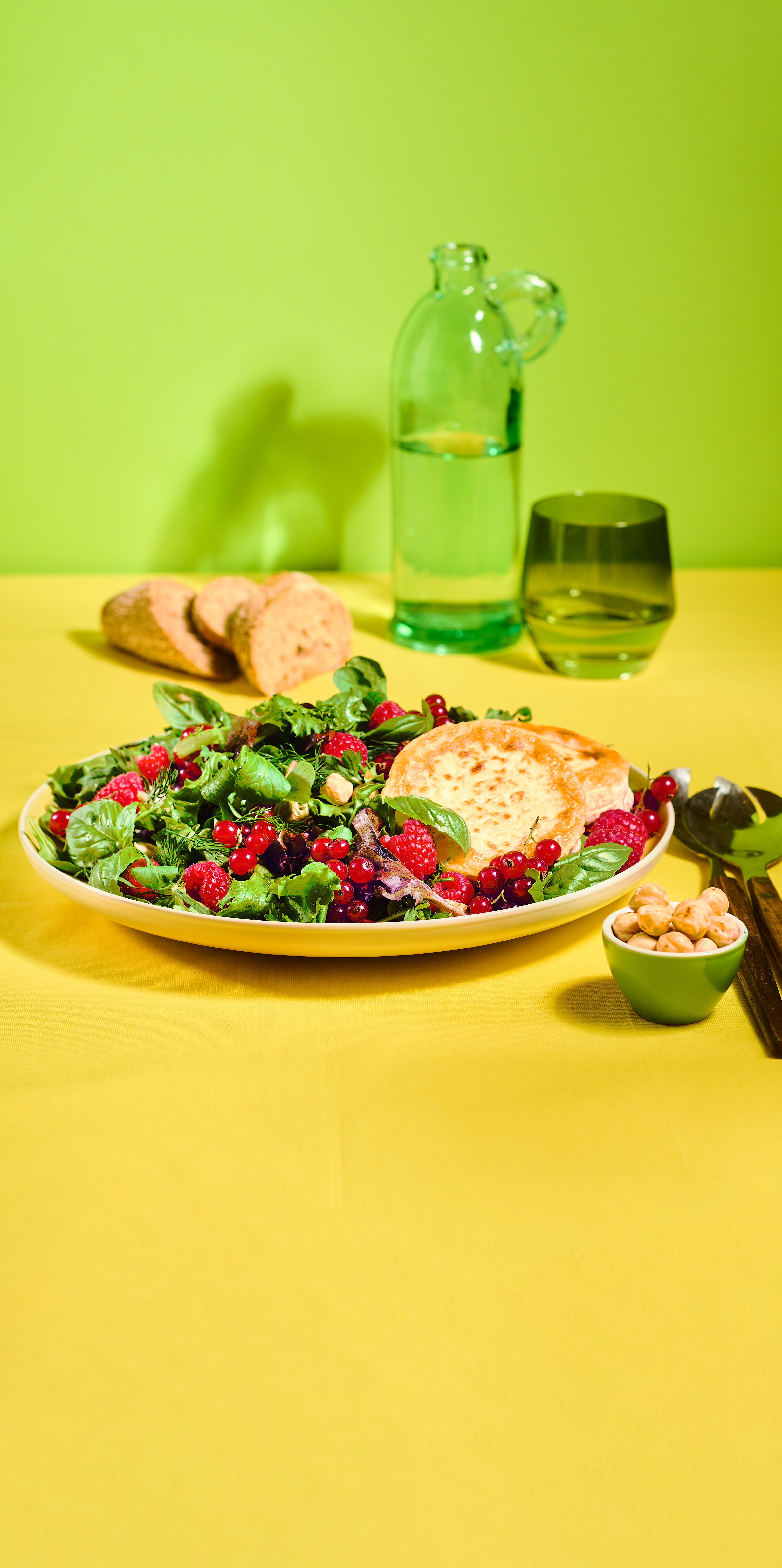 Kruidensalade met geitenkaas, rood fruit en vinaigrette