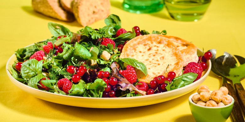 Kruidensalade met geitenkaas, rood fruit en vinaigrette 