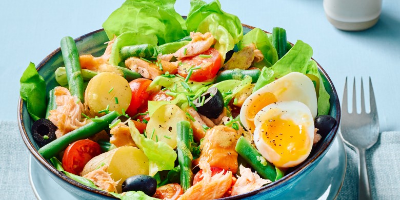 Krieltjessalade met warmgerookte zalm en olijven 