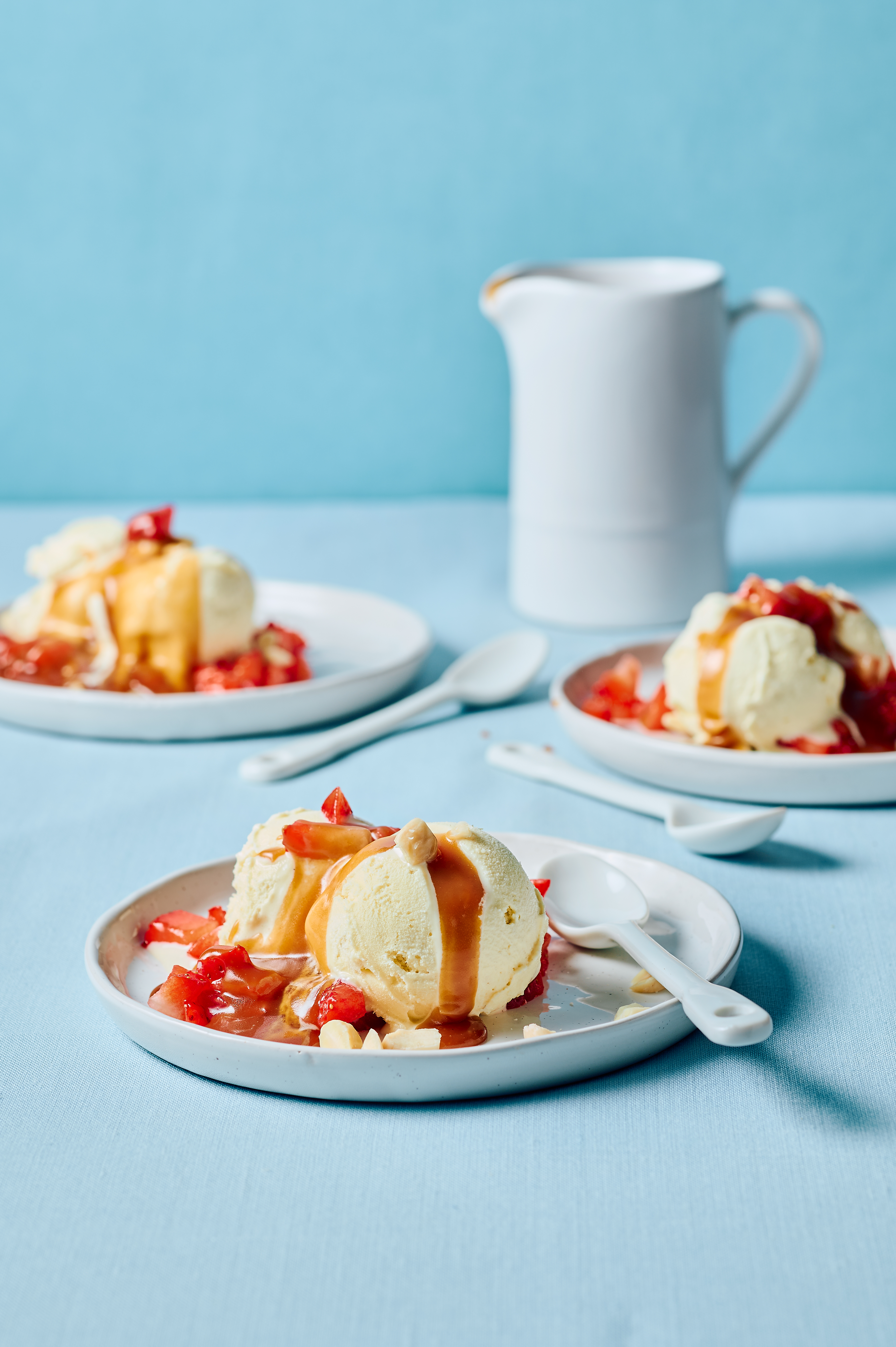 Sundae-ijs met gezouten karamel en aardbeien