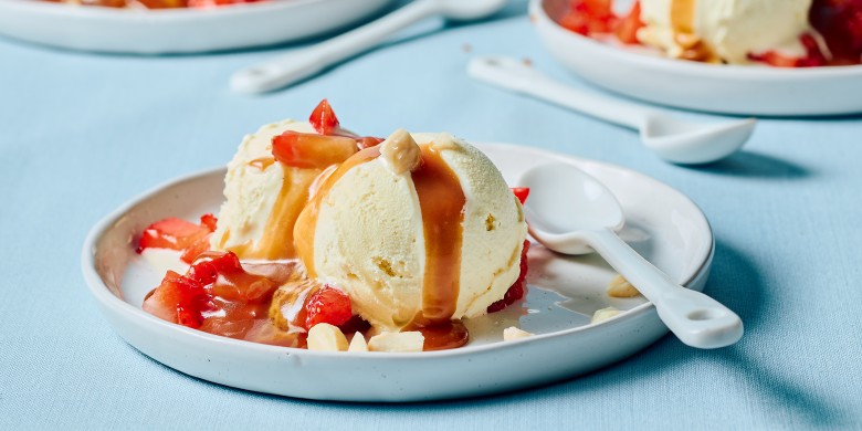 Sundae-ijs met gezouten karamel en aardbeien 