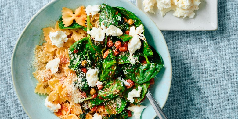 Pasta met spekjes, kappertjes en mozzarella 