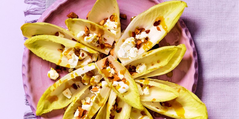 Witlofsalade met geitenkaas, amandelen en kurkumadressing 