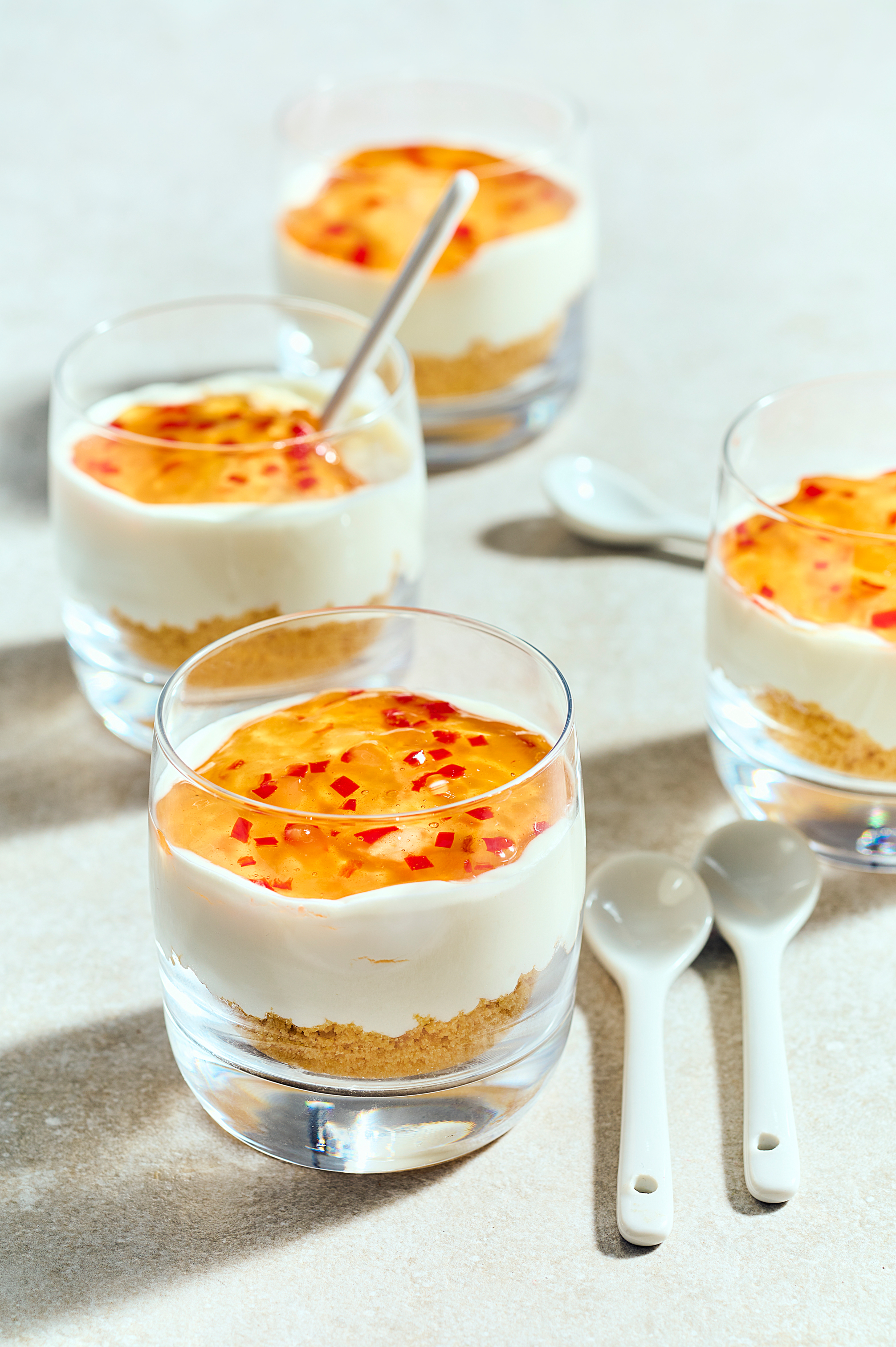 Snelle cheesecake cups met chili-jam