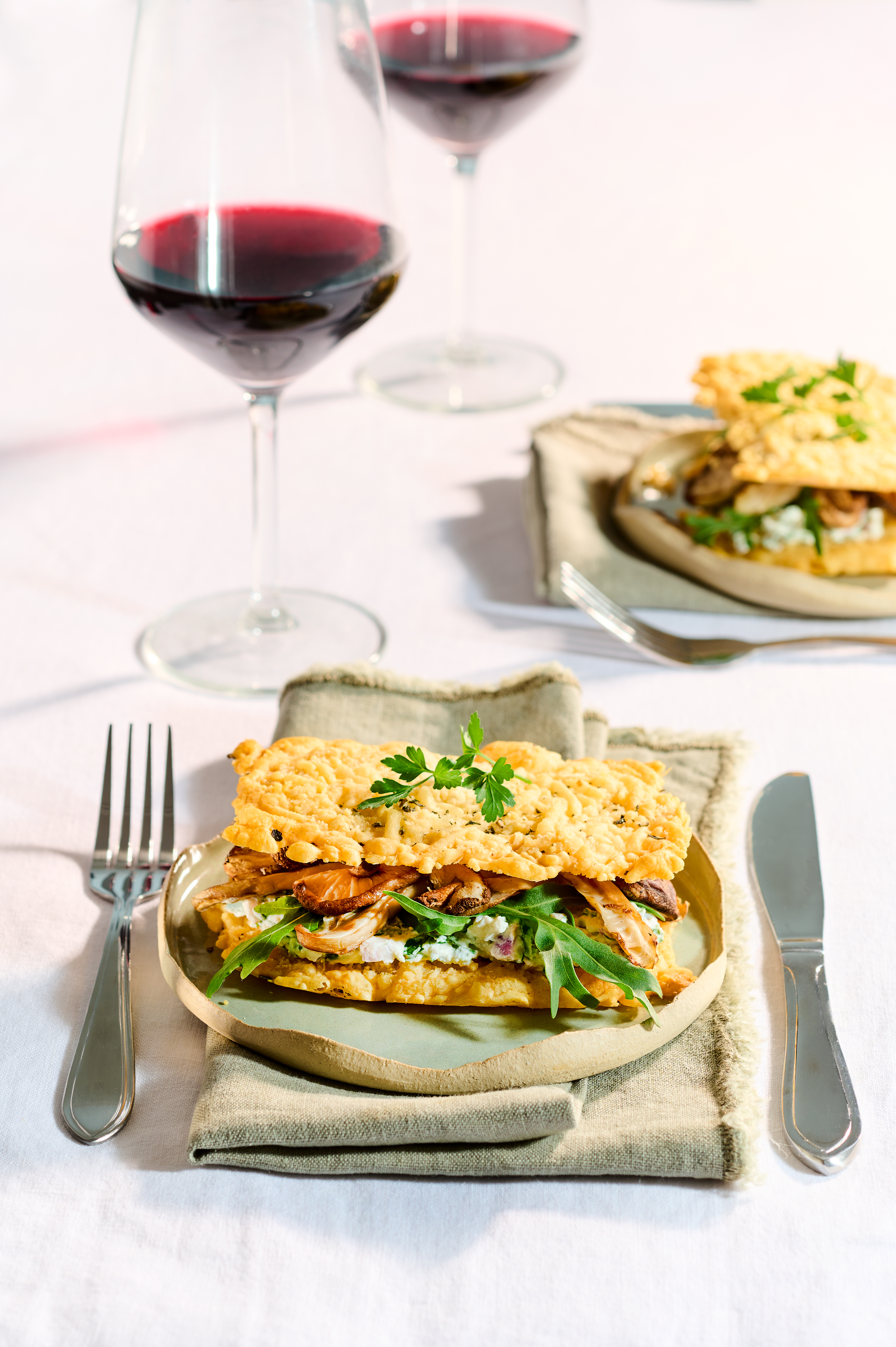 Tompouce van parmezaancrackers met paddenstoelenvulling