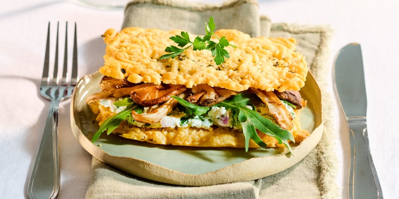 Tompouce van parmezaancrackers met paddenstoelenvulling