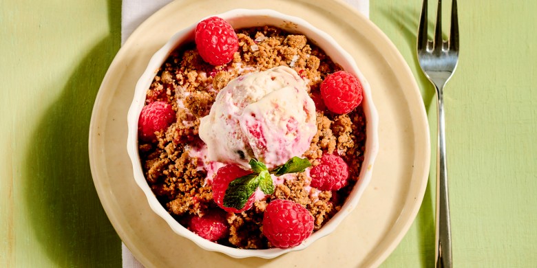 Chocolade crumble-taartjes met frambozen 