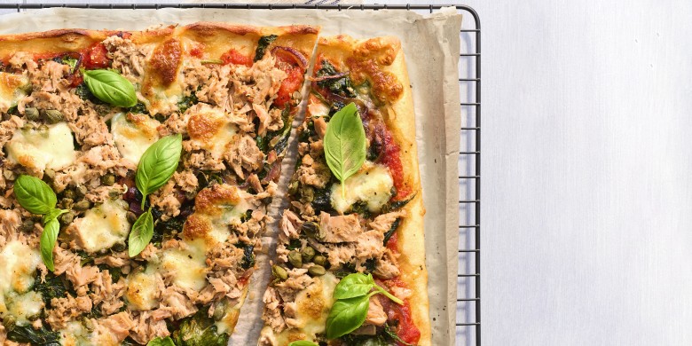 Plaatpizza met tonijn, rode ui en spinazie