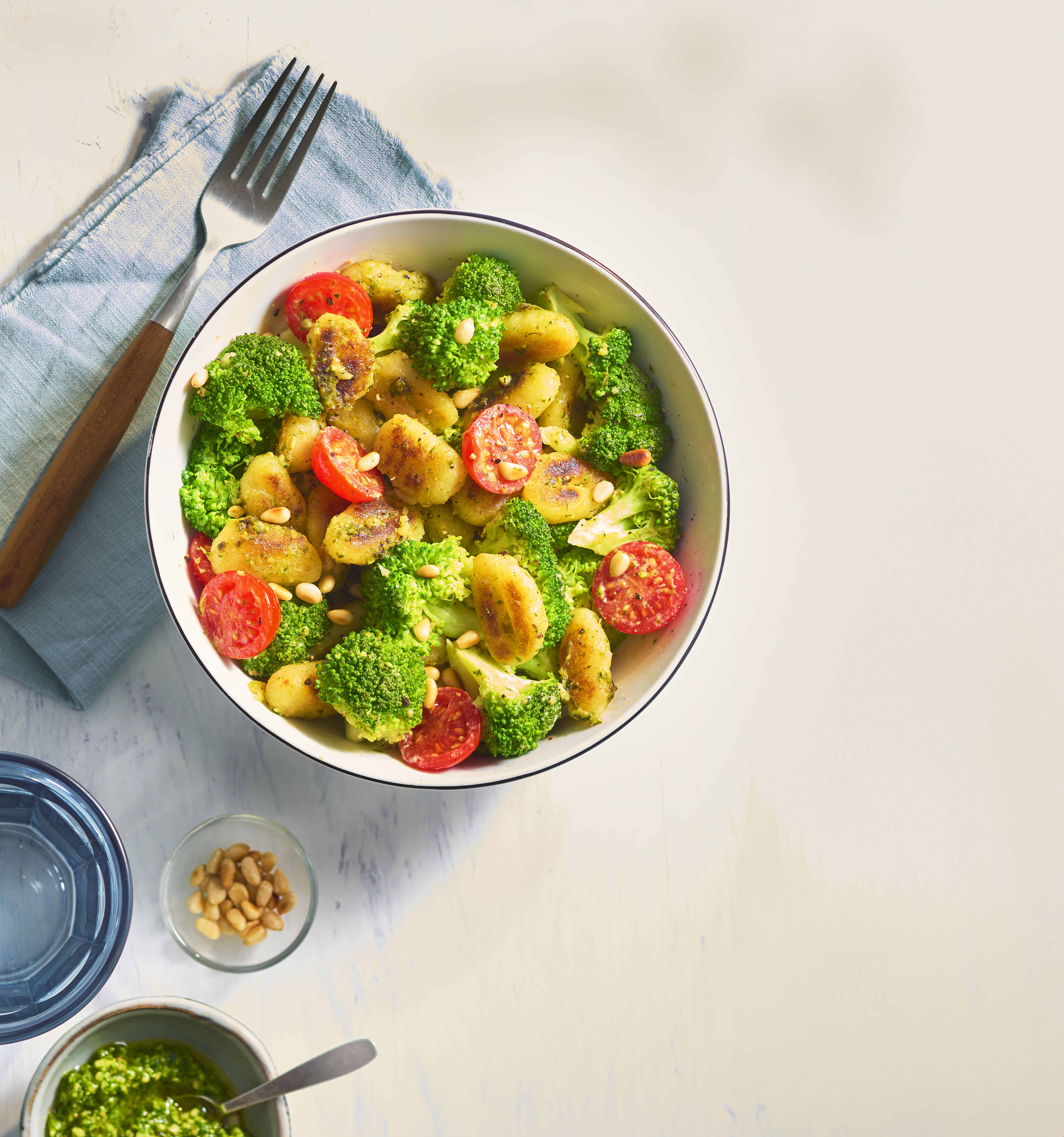 Gebakken gnocchi met pesto en broccoli