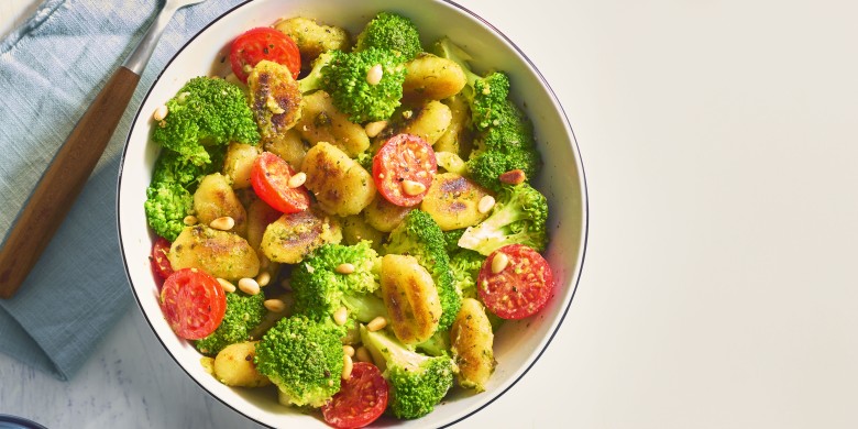 Gebakken gnocchi met pesto en broccoli