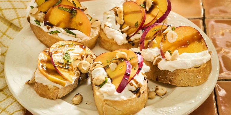 Bruschetta met nectarine, gorgonzola en munt 