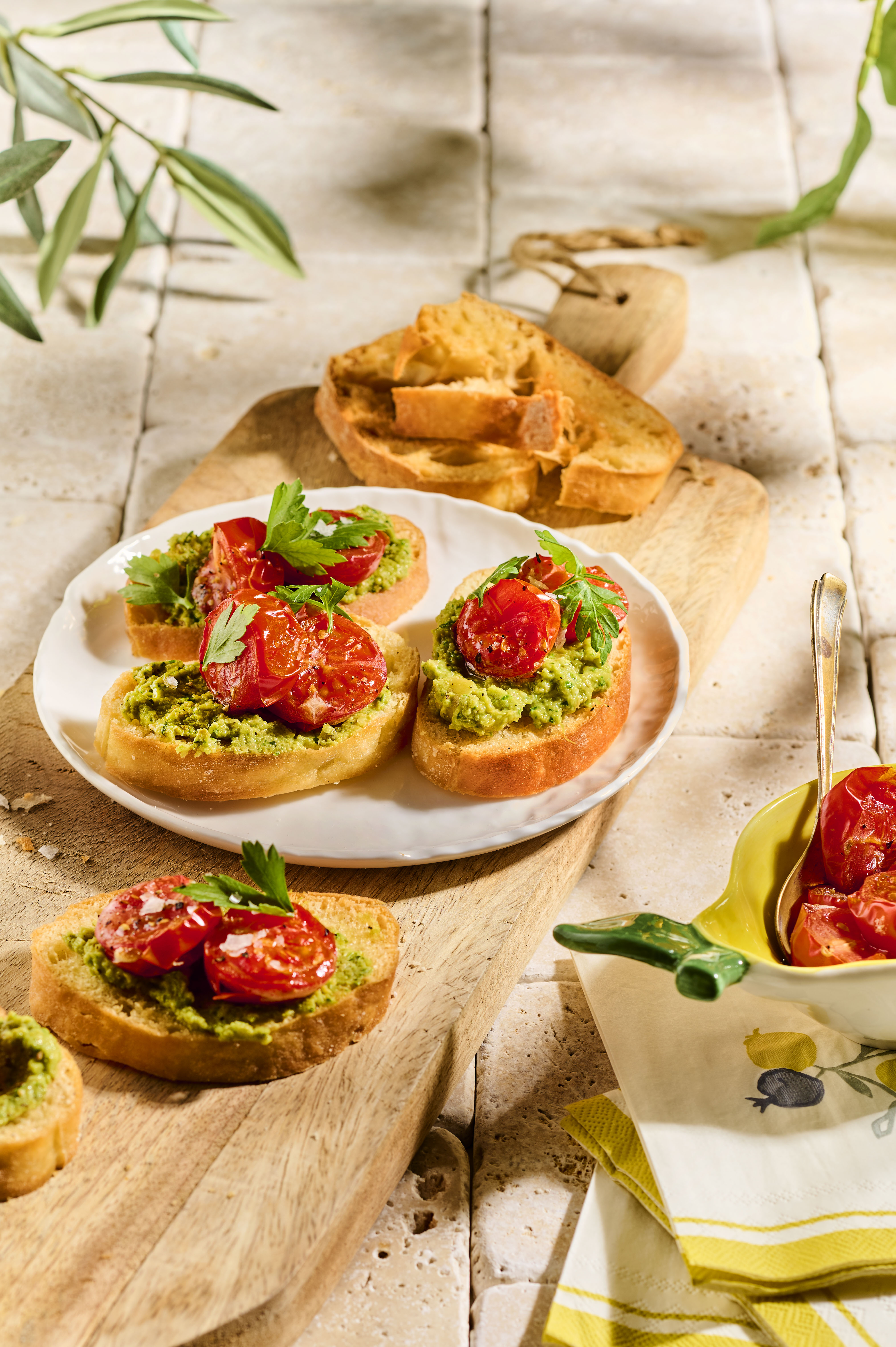 Crostini met groene olijventapenade en gepofte tomaatjes