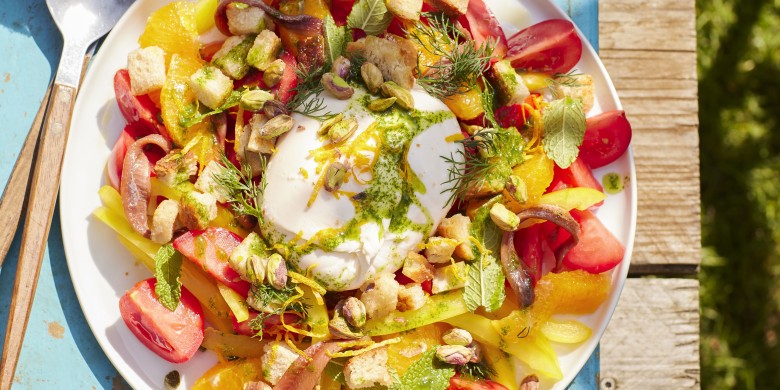Panzanella met tomaten, ansjovis, kruidenolie, burrata en croutons 