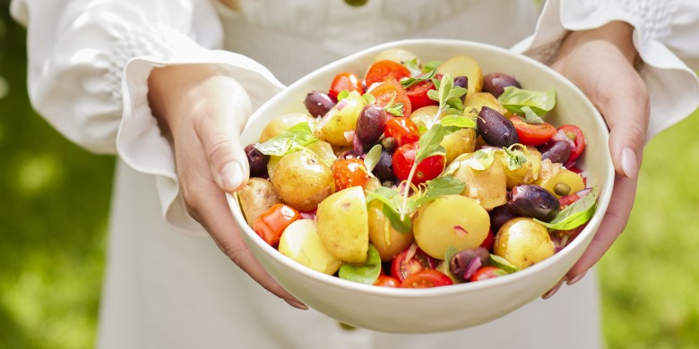 Aardappelsalade met kappertjes, kerstomaten en citroen-basilicumdressing 