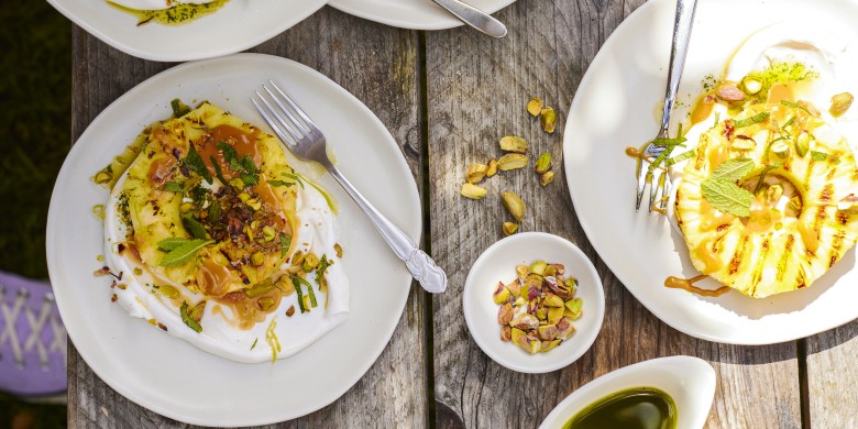 Gegrilde ananas met Griekse yoghurt, munt en pistache 