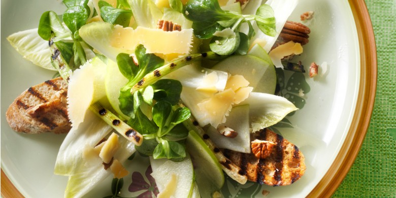 Maaltijdsalade van witlof en gegrilde lente-ui