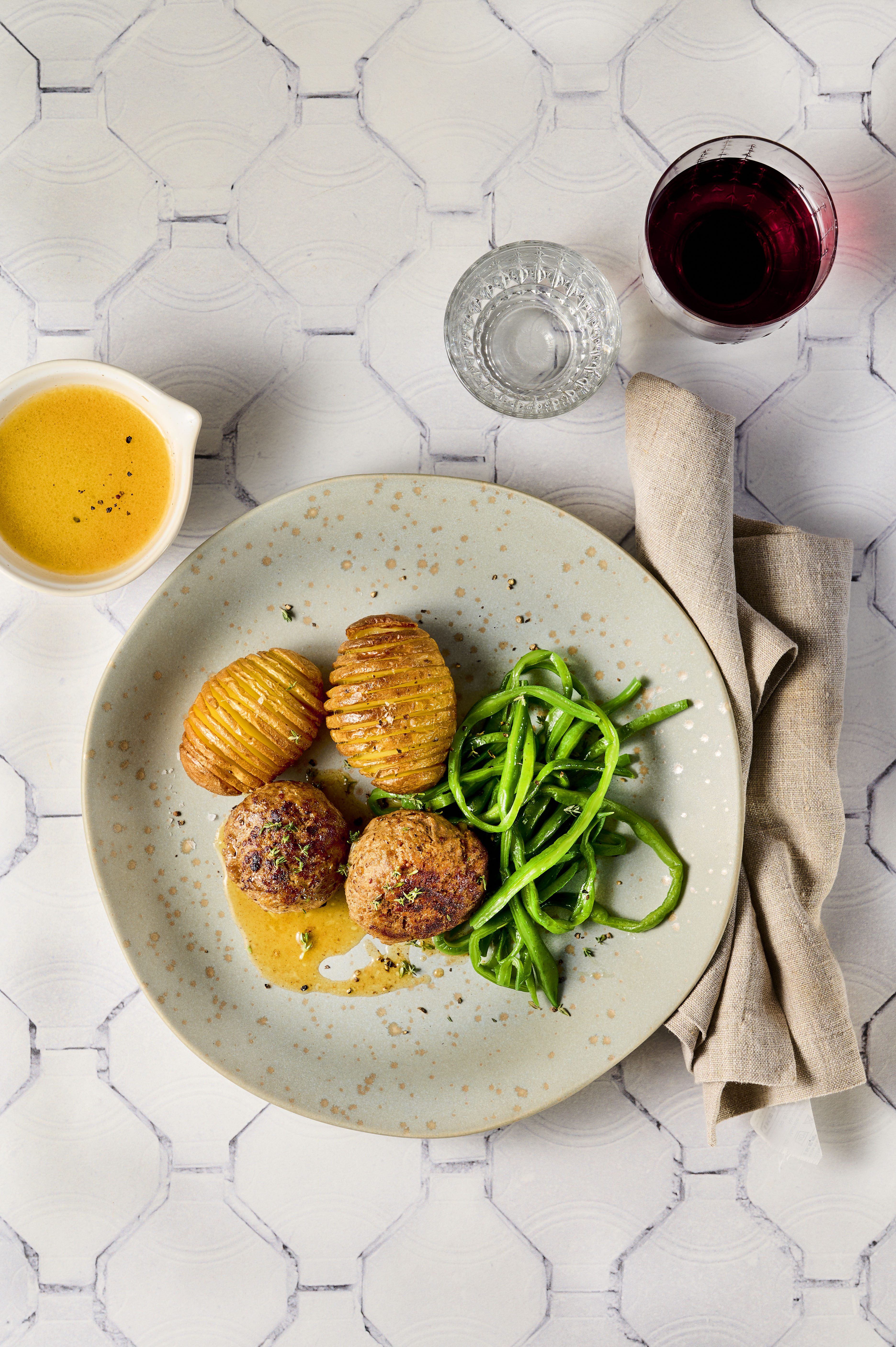 Gehaktballetjes met hasselback-aardappels en snijbonen