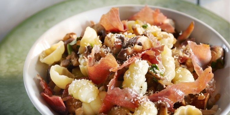 Macaroni met parmaham en champignons