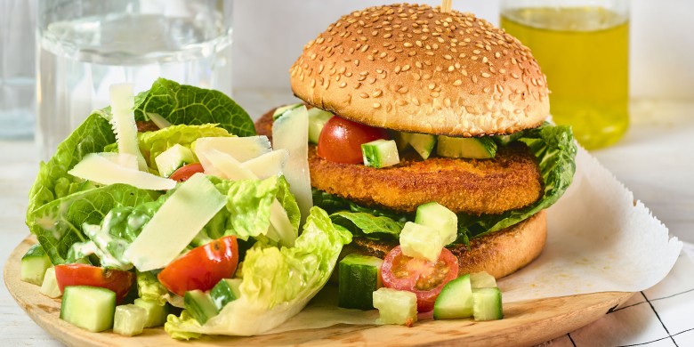 Krokante schnitzelburger met caesarsalade 