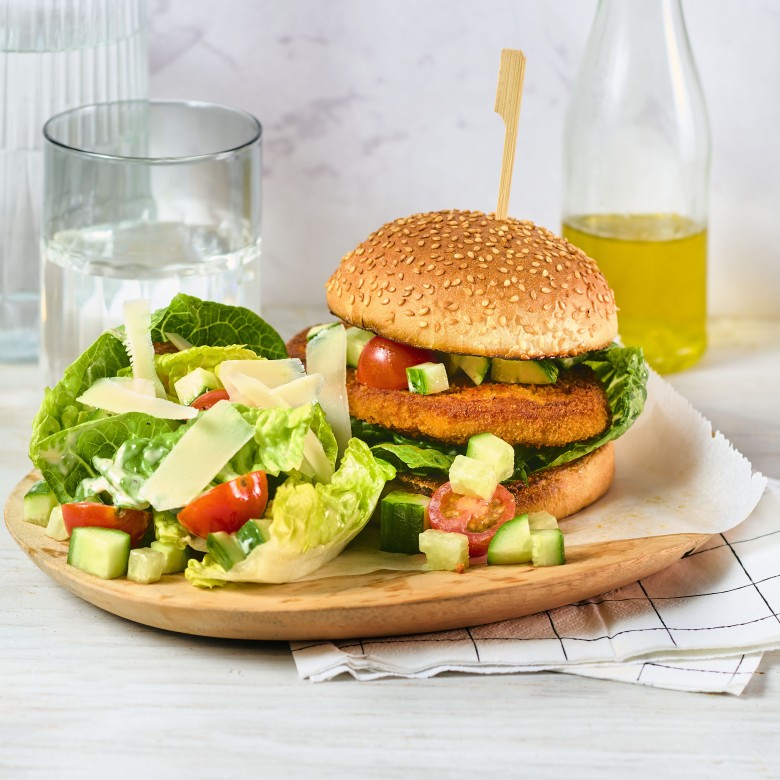 Krokante schnitzelburger met caesarsalade