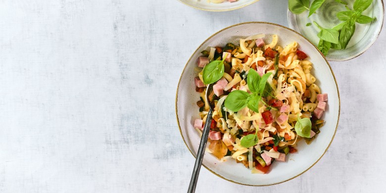 Macaroni met ham en groenten 