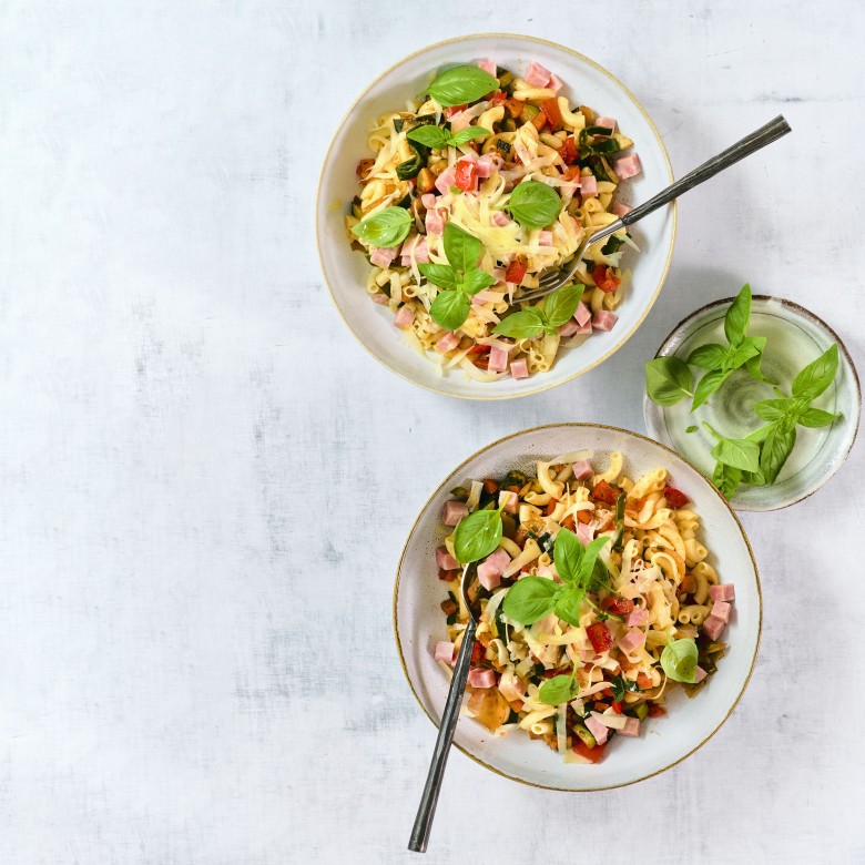 Macaroni met ham en groenten