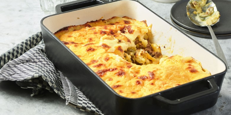 Prei-kerrieschotel met gehakt en aardappelschijfjes 