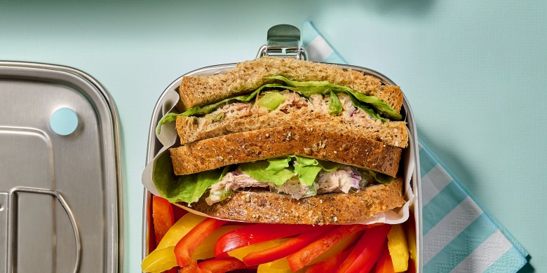 Sandwich tonijnsalade met groene paprika, rode ui en kappertjes 