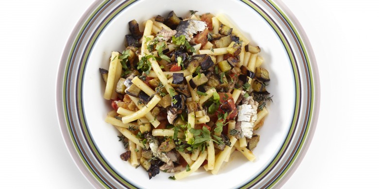 Macaroni met sardientjes, tomaat en aubergine
