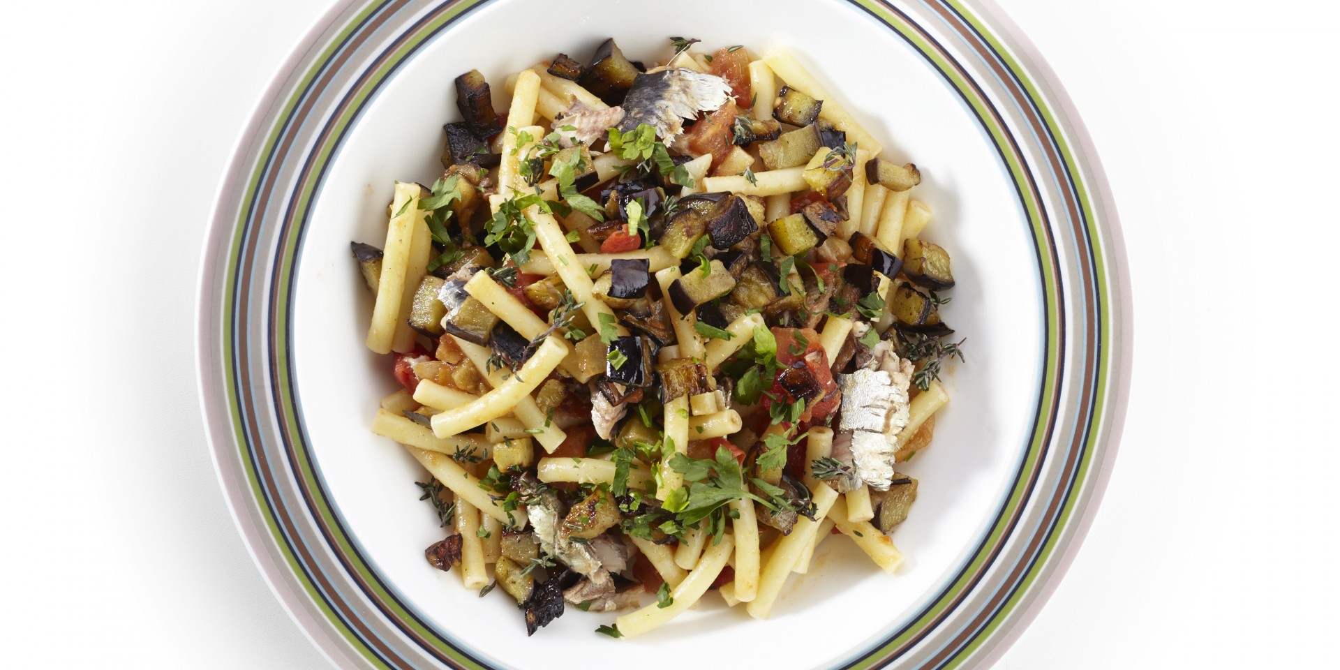 Macaroni met sardientjes, tomaat en aubergine