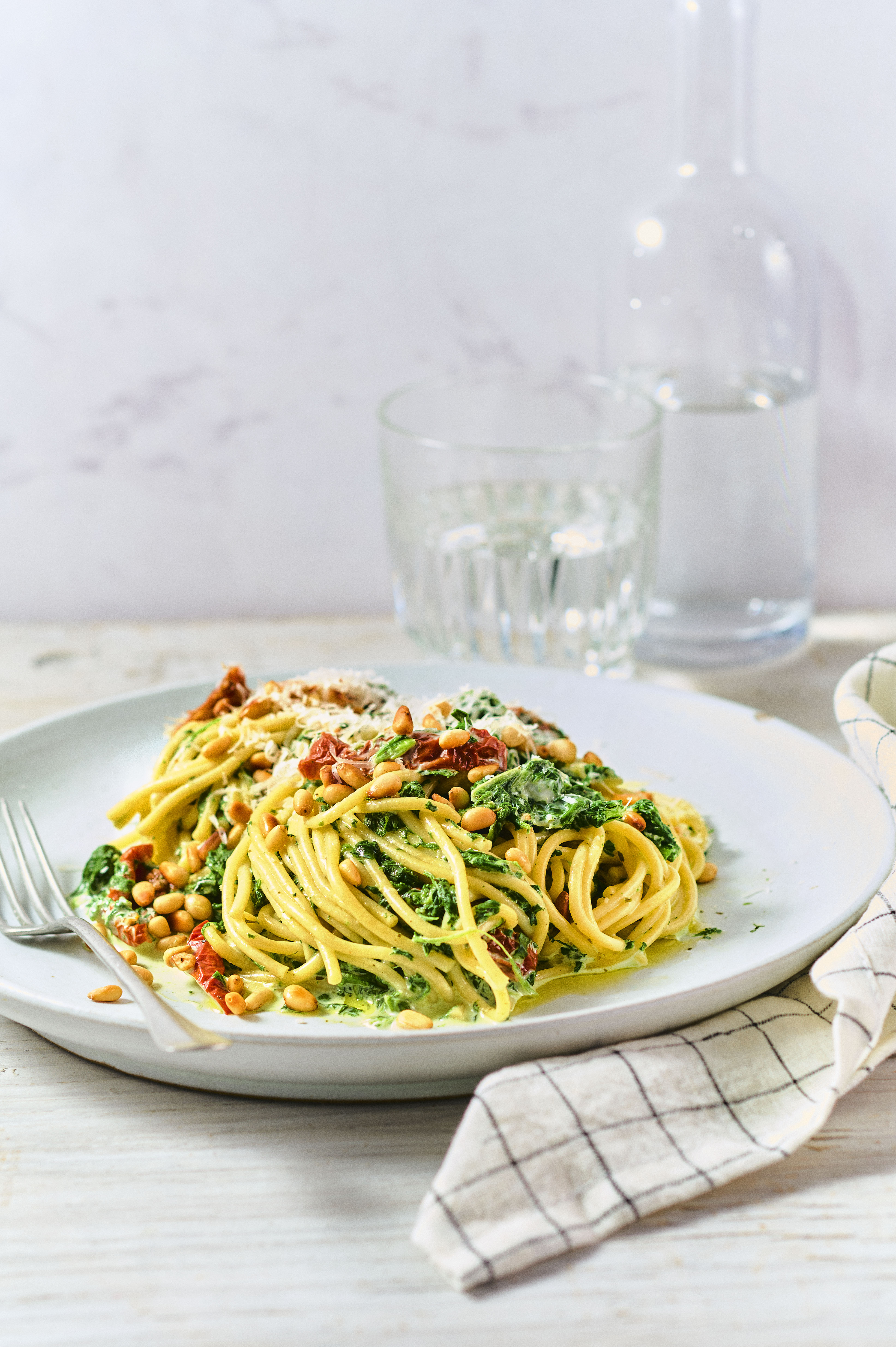 Spaghetti met kruidenroomkaas, spinazie en pijnboompitten