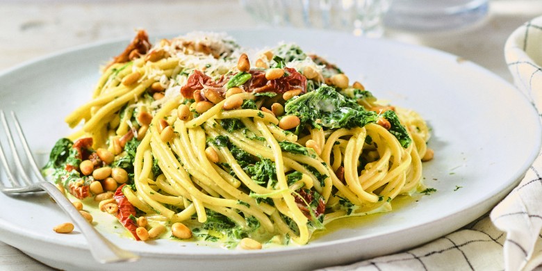 Spaghetti met kruidenroomkaas, spinazie en pijnboompitten 