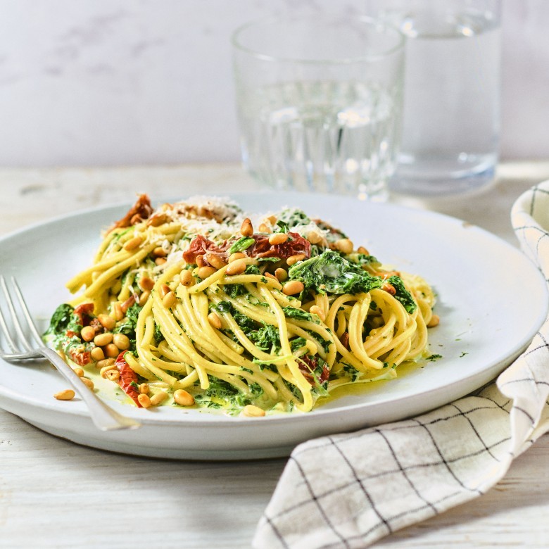 Spaghetti met kruidenroomkaas, spinazie en pijnboompitten